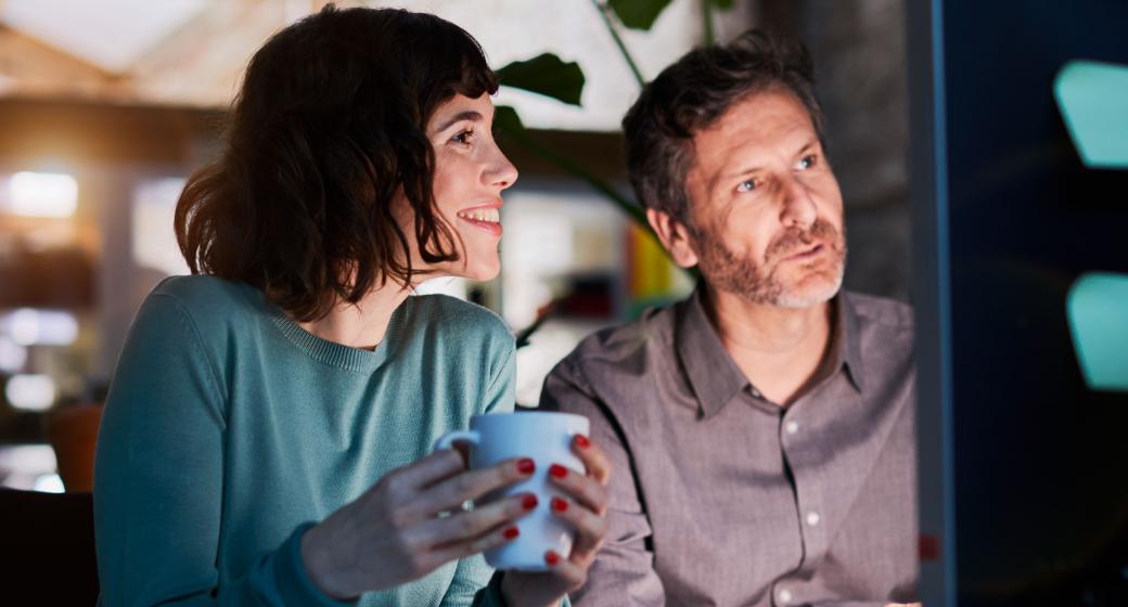 Image Femme et homme regardant un ordinateur