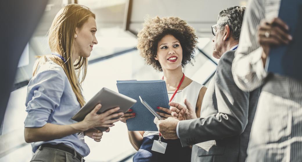 Illustration d'une discussion debout entre hommes et femmes